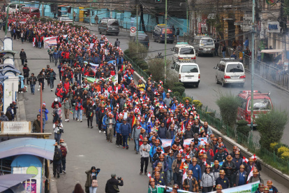 Personas participan en una manifestación en La Paz (Bolivia).