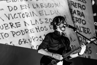 Roger, además de escritor e ilustrador, es un músico con una larga trayectoria en bandas como Mamá Vudú, Mundos y su actual proyecto, Frailejones