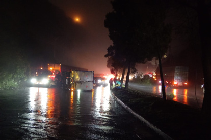 Un vehículo pesado se volcó en las primeras horas de este lunes, en la avenida Simón Bolívar, lo que provocó un largo cierre en la circulación vehicular.