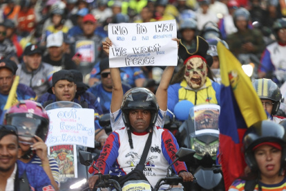 Motociclistas que apoyan al presidente venezolano Nicolás Maduro participan en una caravana para protestar contra Estados Unidos en Caracas el 22 de diciembre de 2025.
