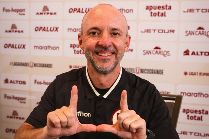El español Javier Rabanal durante su presentación en Universitario de Deportes de Perú.