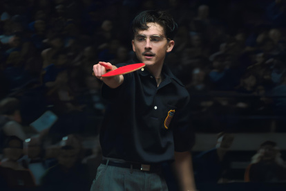 Timothee Chalamet interpretando a Marty Reisman en la nueva biopic "Marty Supreme".