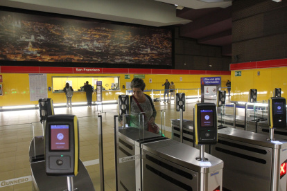 La Empresa Metro de Quito recomienda usar medios de pago digitales para evitar hacer colas. En el feriado de Navidad, el horario será normal.