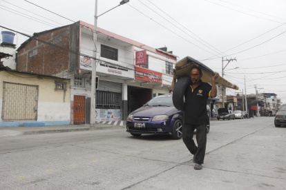 Dos locales fueron baleados en el suroeste de Guayaquil, luego de que sus dueños fueran amenazados.