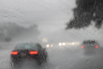 Referencial.Conductores enfrentan intensas lluvias y baja visibilidad mientras la tormenta navideña golpea California