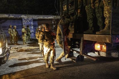 Tropas del ejército salvadoreño parten después de custodiar las celebraciones navideñas en el centro histórico de la ciudad capital.