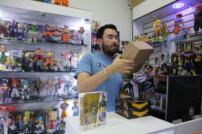Venta. Pablo Calvache vio en Tiktok cómo las figuras de anime se volvían virales. Eso le dio la pauta para emprender en este negocio.