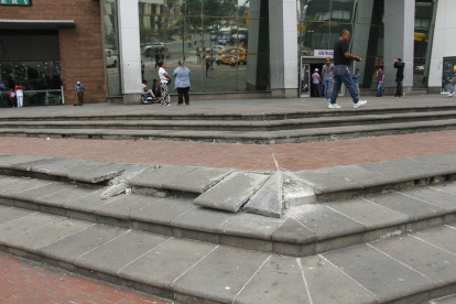 Hay al menos cuatro bloques dañados en una acera en la avenida Francisco de Orellana y su intersección con la calle Justino Cornejo, en el norte de Guayaquil.