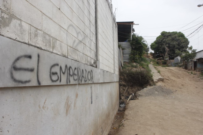 La inscripción “Emperador” fue hallada en una pared del ingreso de la vivienda, señalada por la Policía como un indicio clave en la investigación.