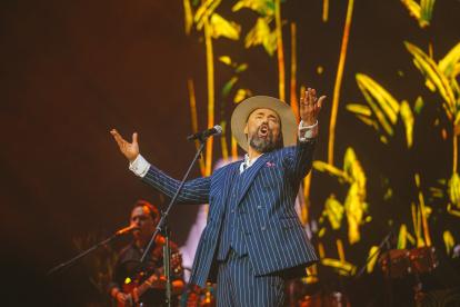 Aunque fue su tercer álbum de estudio, Cruce de Caminos es recordado como el punto desde el cual la música de Santiago Cruz empezó a circular por la región.