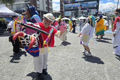 La celebración de los Santos Inocentes en Quito combina bromas públicas, sátira política y manifestaciones artísticas populares.