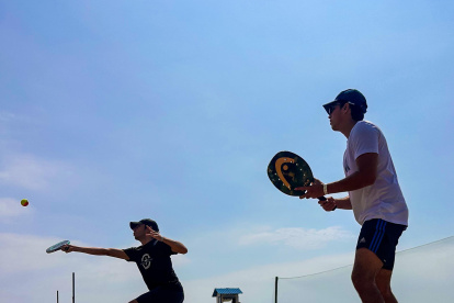 La dupla de Mateo Lecaro y Carlos Josué Rodríguez durante uno de los partidos de definición de la última fecha.
