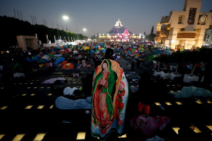 Feligreses mexicanos asisten durante el peregrinaje anual a la Basílica de Guadalupe este viernes, en la Ciudad de México (México).