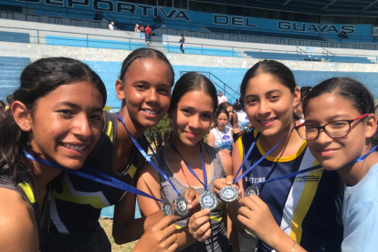 La selección femenina juvenil de atletismo de Fedeguayas.