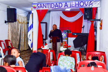 El papá de uno de los cuatro de Las Malvinas encuentra en la oración fuerza para seguir adelante.