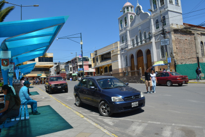 La iglesia La Dolorosa y el parque central son puntos atractivos en la parroquia Atahualpa, donde  está rodeada de negocios.