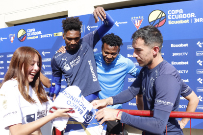 Adriana visitó el complejo de Liga de Quito y se llevó como recuerdo una camiseta autografiada y una foto con Kevin Minda (i), Dida Domínguez, Michael Estrada, Alexander Alvarado y Lisandro Alzugaray (d).