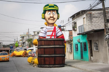 El Chavo del 8 dentro del barril es uno de los personajes que se expone en la Ruta de los Monigotes Gigantes, en el suburbio de Guayaquil.