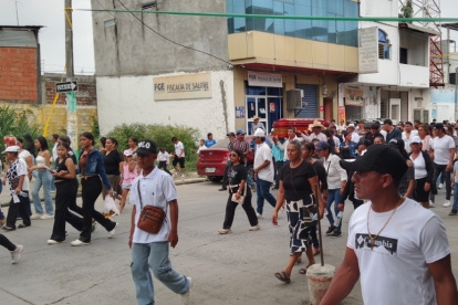 Familiares y amigos de Kerly Jiménez Vera pasaron con el féretro por instituciones como la Fiscalía, para exigir justicia por su crimen.