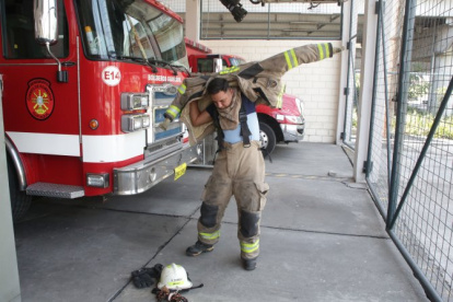 El rescatista Fabián Zúñiga muestra cómo se alista para atender una emergencia en Guayaquil.