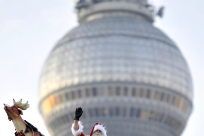 Santa Claus en su viaje mientras atraviesa Berlín.