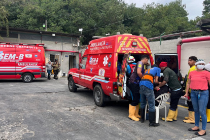 Paramédicos del Cuerpo de Bomberos de Guayaquil atendieron a personas afectadas.