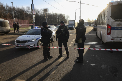 Policías rusos bloquean una calle tras un ataque con bomba contra un vehículo de una patrulla de tránsito de la policía en el sur de Moscú, el 24 de diciembre de 2025.