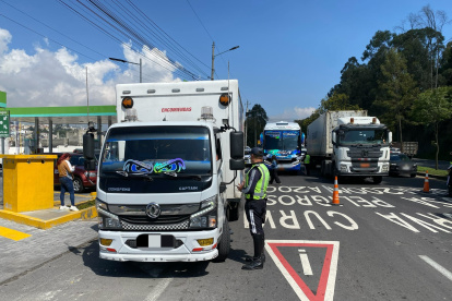 Vehículos de transporte pesado deberán tramitar salvoconducto para circular por Simón Bolívar y Ruta Viva desde el 1 de enero de 2026.