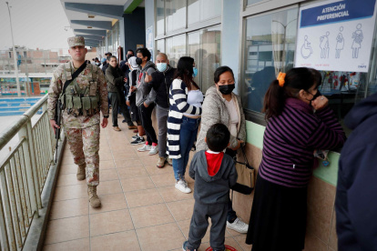 Fotografía de archivo de personas en un centro de votación, en Lima (Perú).