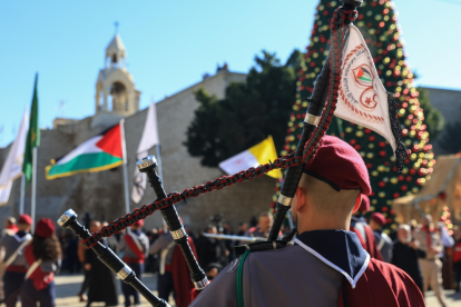Miles de "scouts" participan en el tradicional desfile de Navidad por las calles de Belén, Cisjordania.