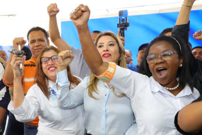 Simpatizantes del candidato a la presidencia Nasry "Tito" Asfura, se manifiestan en la sede del Partido Nacional este miércoles, en Tegucigalpa (Honduras).