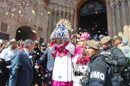 Cuenca. La imagen del Niño Viajero fue presentada ante la multitud que se dio cita en el parque Calderón.
