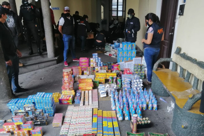 La AMC decomisó ayer más de 2.600 objetos pirotécnicos en el sector de El Tejar, que se vendían y embodegaban en un sitio sin permisos.