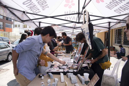 En la feria se ofrece una gran variedad de productos. Muchos son elaborados por los mismos emprendedores que los venden.