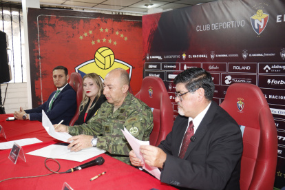 Ricardo Cajas (i), presidente de El Nacional, y Oswaldo Paredes (d), representante de NEF, firmaron el acuerdo.