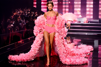 Uno de los eventos de moda en los que más destacó el color rosado fue la pasarela de los ángeles de Victoria Secret.