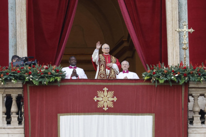 El papa León XIV en su primer mensaje de Navidad antes de la bendición "Urbi et Orbi" asomado al balcón de la fachada de la basílica de San Pedro este 25 de diciembre de 2025.