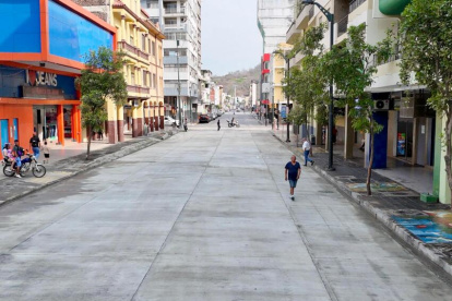 Guayaquil. La calle, una de las más transitadas del centro, fue intervenida.