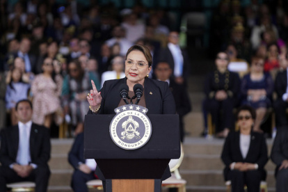 Fotografía de archivo del 18 de diciembre de 2025 que muestra a la presidenta de Honduras, Xiomara Castro, hablando durante la ceremonia de traspaso de mando.