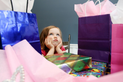 Experta de la USFQ advierte que el exceso de regalos puede generar baja tolerancia a la frustración, materialismo y dificultades emocionales en la infancia.