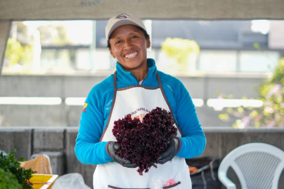 Una trabjadora del campo vende directamente su cosecha al cliente final.