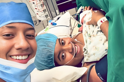 Jombriel en el momento del parto de su hijo.