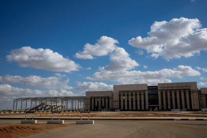 una vista del ferrocarril egipcio Green Line Electric Express, en construcción en la Nueva Capital Administrativa, al este de El Cairo.