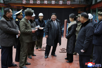 Fotografía cedida por la agencia estatal de noticias norcoreana KCNA que muestra al líder Kim Jong-un (C) durante la inspección de la construcción de un submarino de propulsión nuclear.