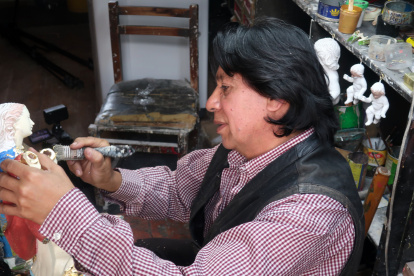 Artista. El restaurador de imágenes coloniales Antonio Cuesta trabaja en su taller en el centro de Quito.