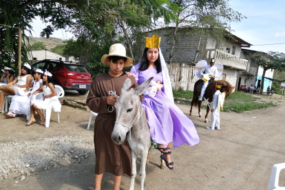 Nacimiento. Jóvenes actores representan la llegada de María a Belén.