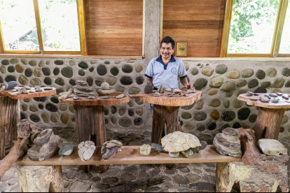 Museo. Ramón ha recolectado con paciencia cada una de las piedras.