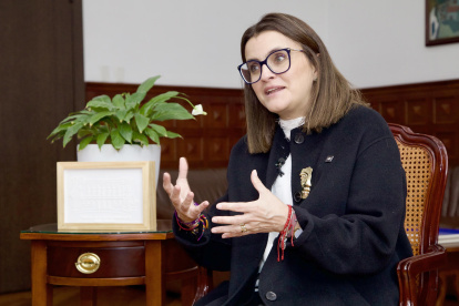 La vicepresidenta de Ecuador, María José Pinto, habla en una entrevista con EFE el 22 de diciembre de 2025 en Quito (Ecuador).