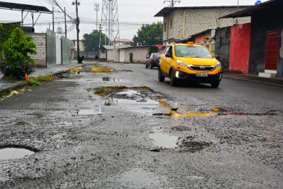 Más de cinco cuadras de las calles Chile y Primera presentan baches profundos, desniveles y tramos inundables.