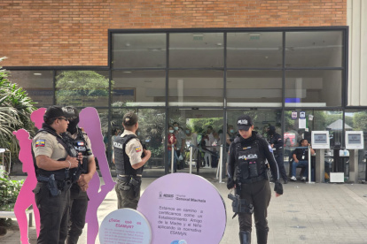 Decenas de policías ingresaron al hospital para tratar de ubicar a un sujeto que disparó en contra de los policías en la parte externa de la casa de salud.